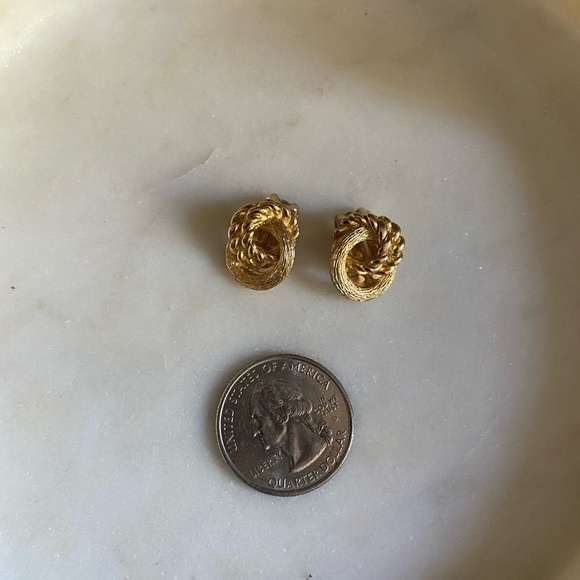 Vintage Christian Dior gold tone clip on dainty Earrings - Picture 12 of 15